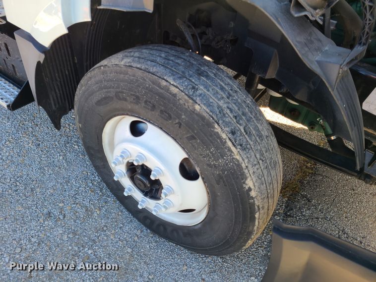 image for item DY9950 2014 Volvo VN  semi truck