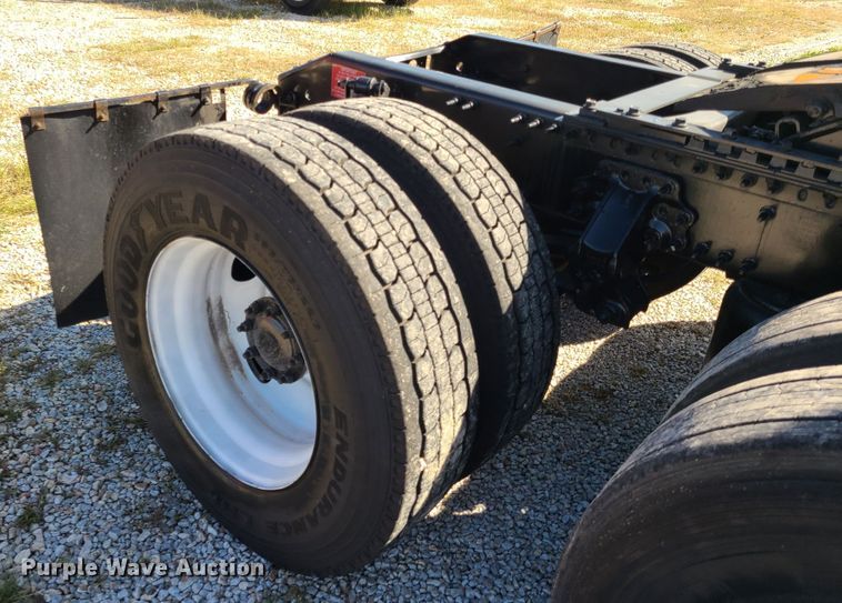 image for item DY9950 2014 Volvo VN  semi truck