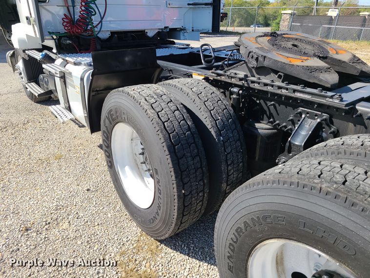 image for item DY9950 2014 Volvo VN  semi truck