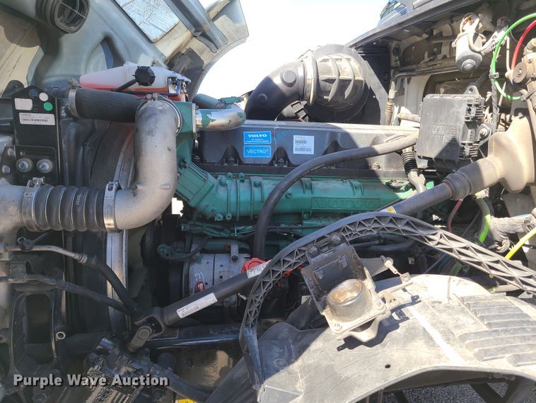 image for item DY9950 2014 Volvo VN  semi truck