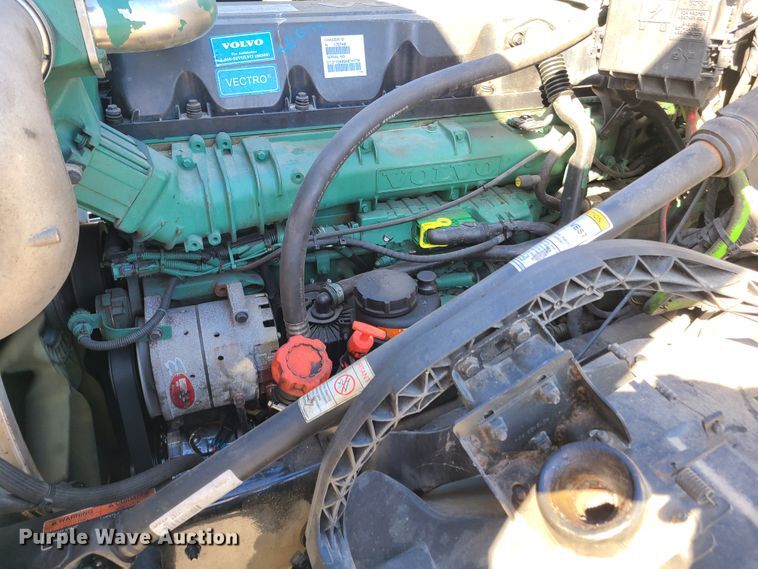 image for item DY9950 2014 Volvo VN  semi truck