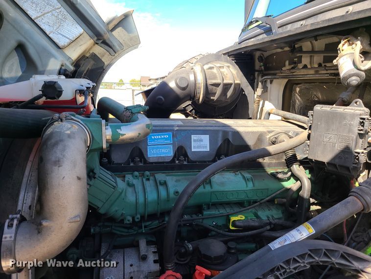 image for item DY9950 2014 Volvo VN  semi truck