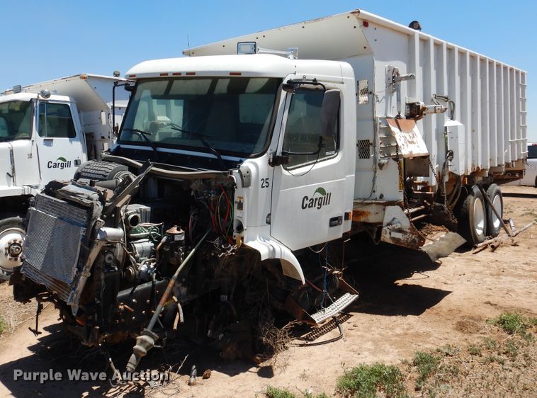 image for item GN9918 2004 Volvo  feed delivery truck