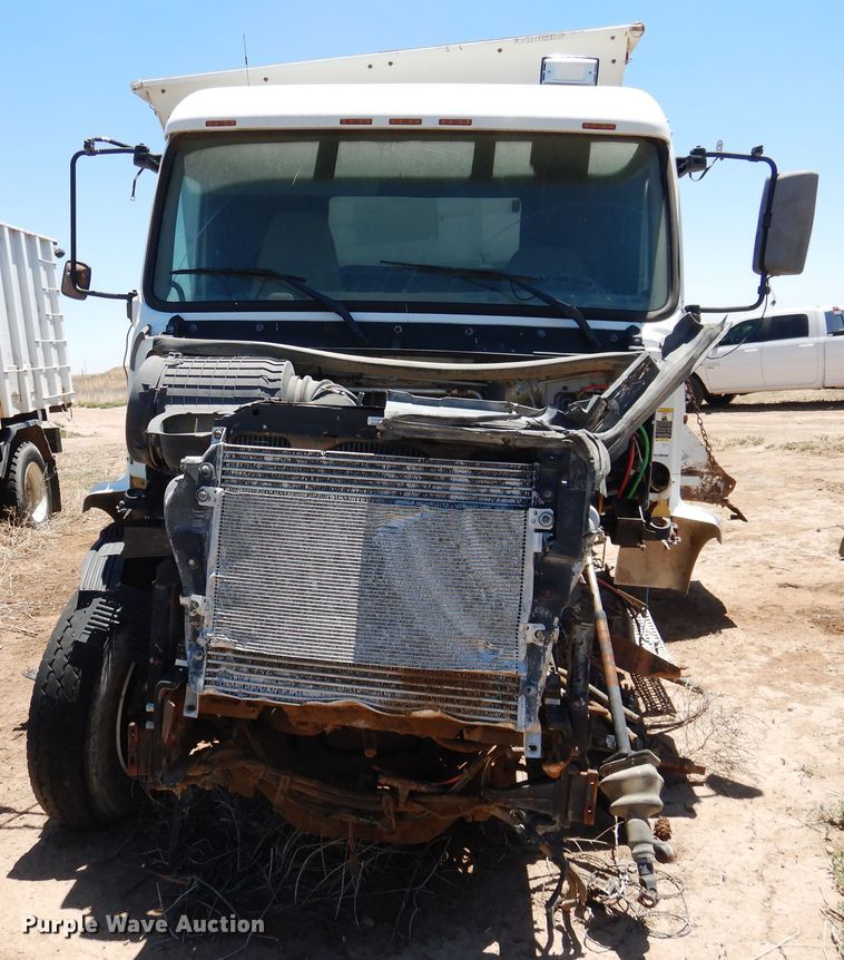 image for item GN9918 2004 Volvo  feed delivery truck