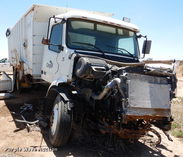 image for item GN9918 2004 Volvo  feed delivery truck