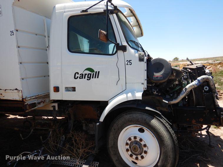 image for item GN9918 2004 Volvo  feed delivery truck