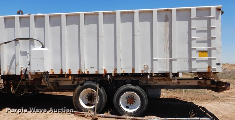 image for item GN9918 2004 Volvo  feed delivery truck