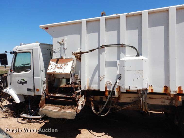 image for item GN9918 2004 Volvo  feed delivery truck