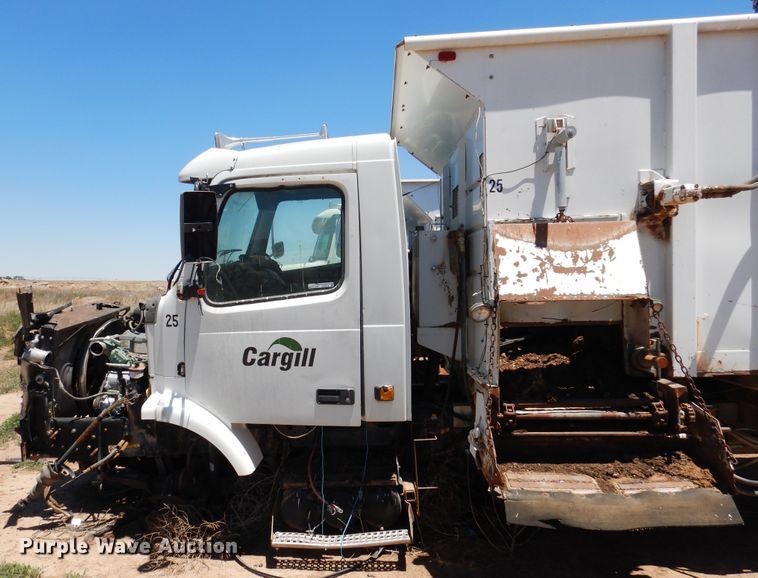 image for item GN9918 2004 Volvo  feed delivery truck