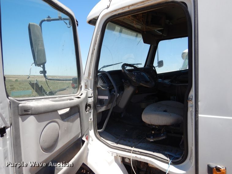 image for item GN9918 2004 Volvo  feed delivery truck