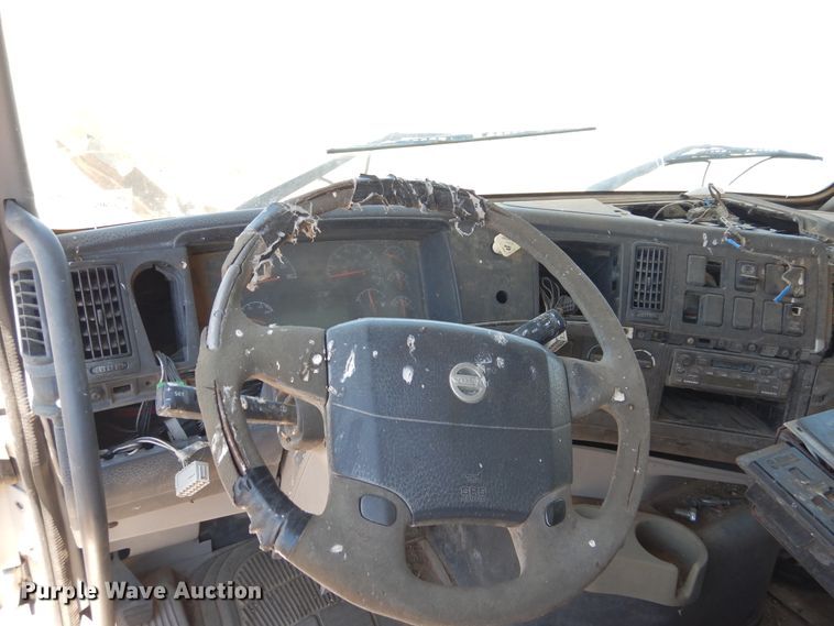 image for item GN9918 2004 Volvo  feed delivery truck