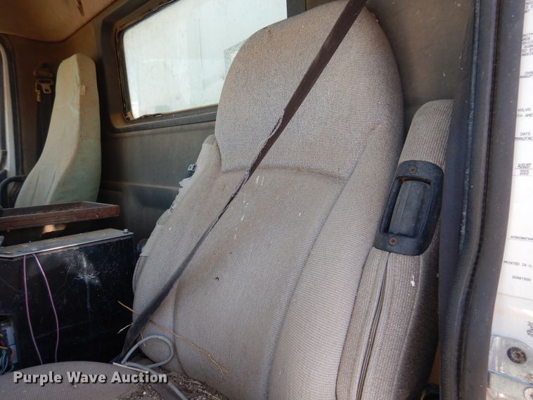 image for item GN9918 2004 Volvo  feed delivery truck