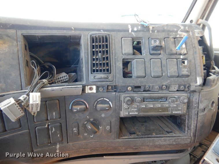 image for item GN9918 2004 Volvo  feed delivery truck