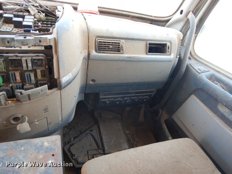 image for item GN9918 2004 Volvo  feed delivery truck