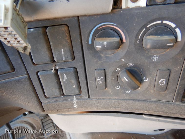 image for item GN9918 2004 Volvo  feed delivery truck