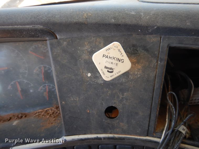 image for item GN9918 2004 Volvo  feed delivery truck