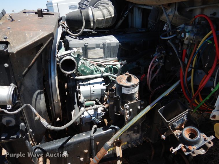 image for item GN9918 2004 Volvo  feed delivery truck