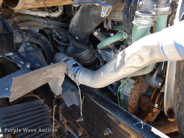 image for item GN9918 2004 Volvo  feed delivery truck