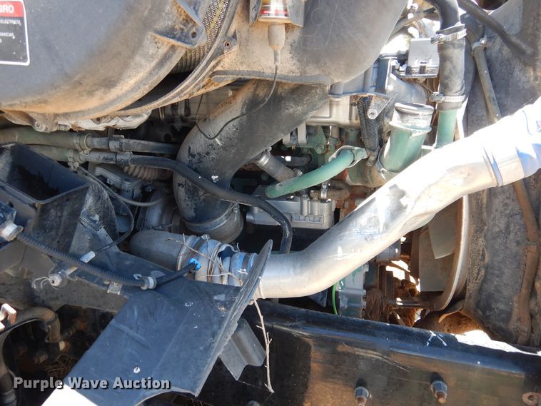 image for item GN9918 2004 Volvo  feed delivery truck