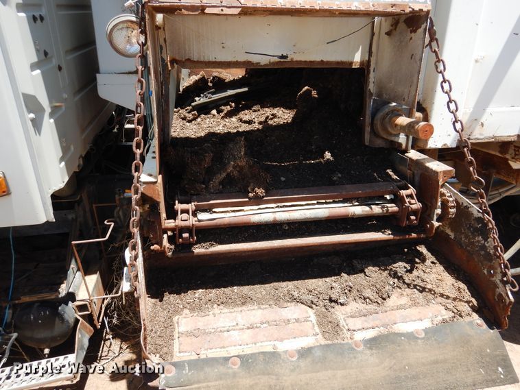 image for item GN9918 2004 Volvo  feed delivery truck