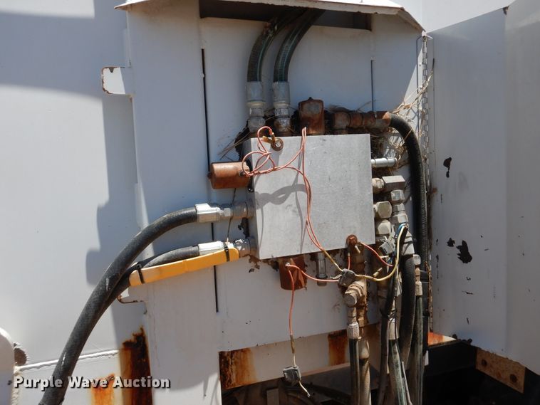 image for item GN9918 2004 Volvo  feed delivery truck