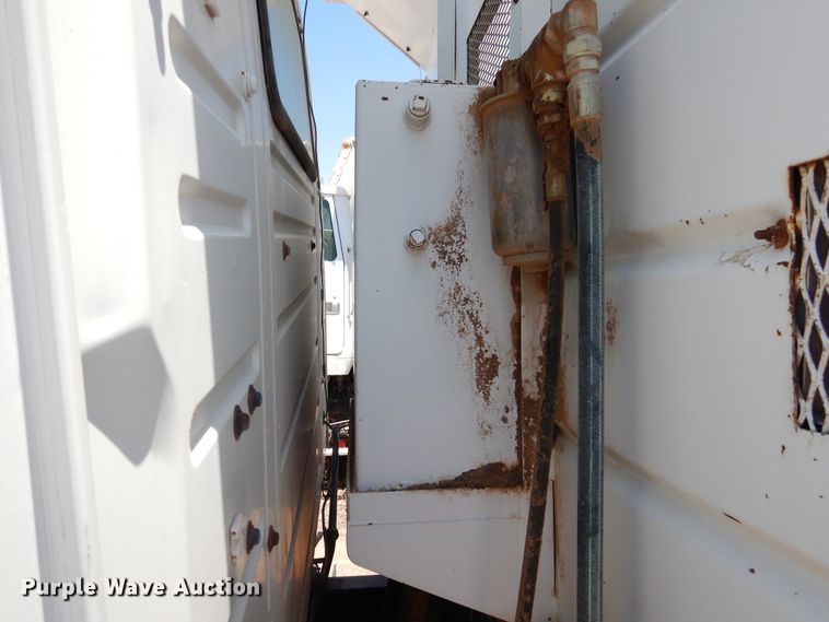 image for item GN9918 2004 Volvo  feed delivery truck