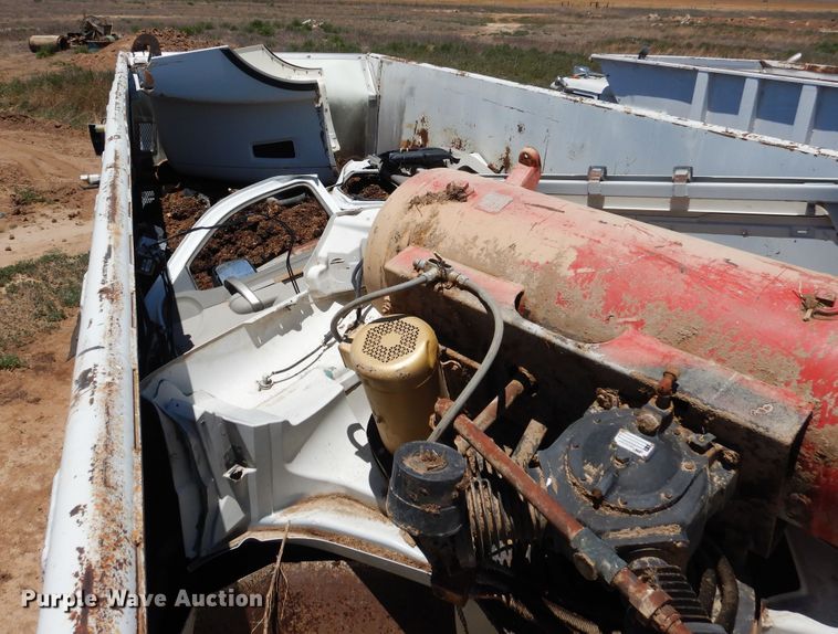 image for item GN9918 2004 Volvo  feed delivery truck