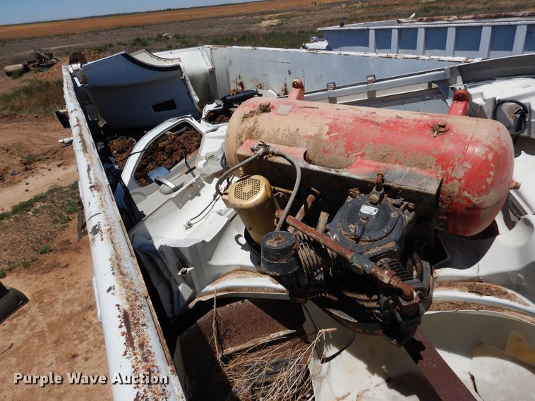 image for item GN9918 2004 Volvo  feed delivery truck