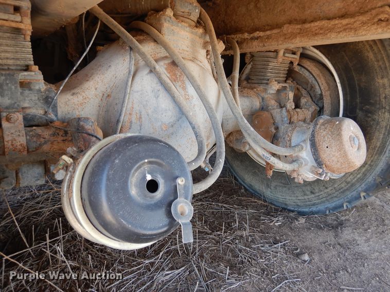 image for item GN9918 2004 Volvo  feed delivery truck