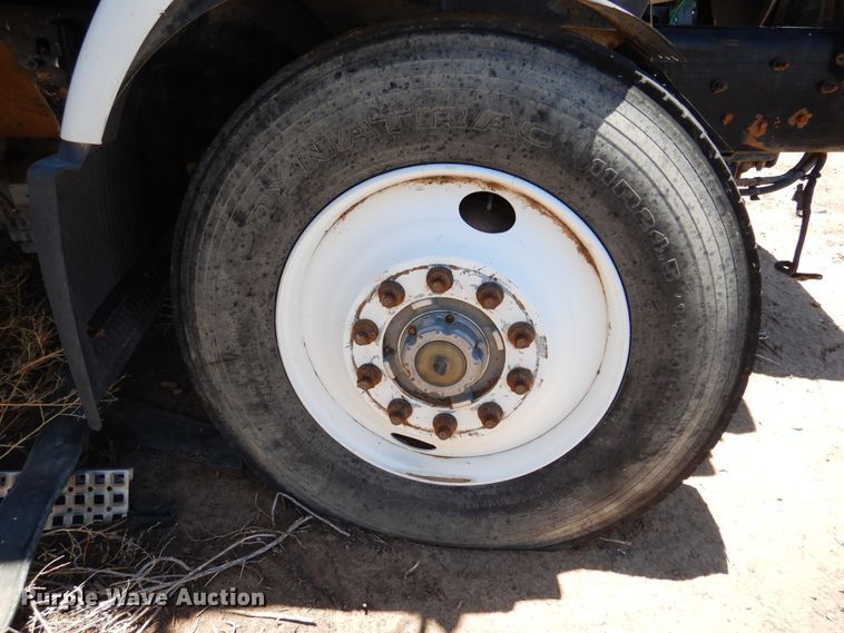 image for item GN9918 2004 Volvo  feed delivery truck