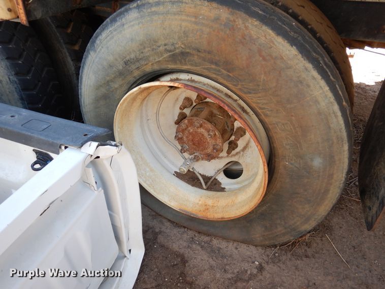 image for item GN9918 2004 Volvo  feed delivery truck