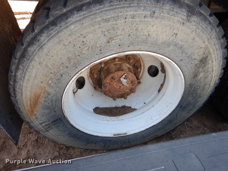 image for item GN9918 2004 Volvo  feed delivery truck