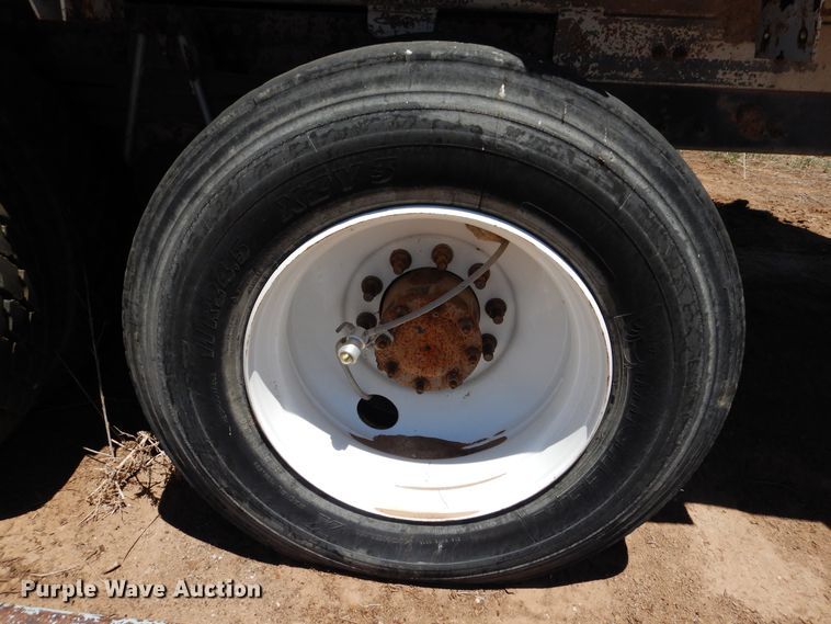 image for item GN9918 2004 Volvo  feed delivery truck