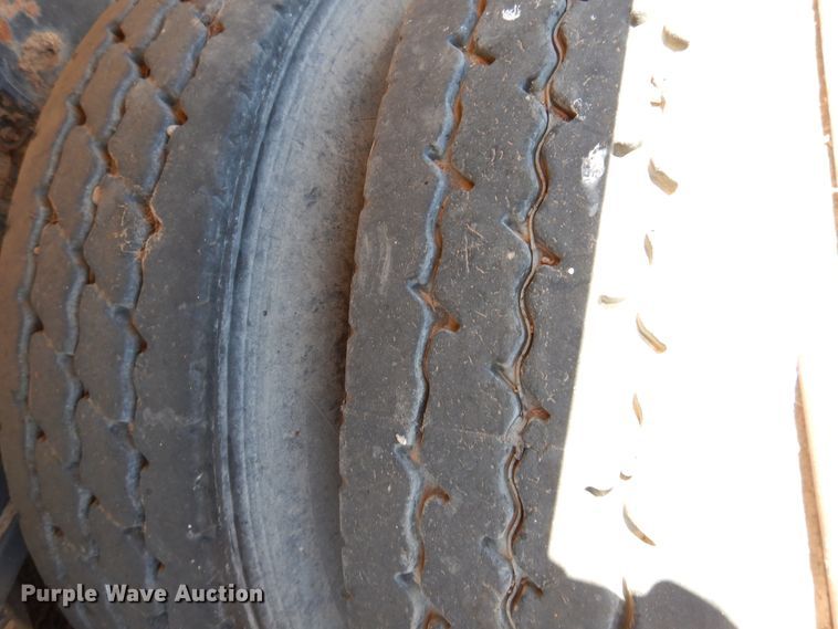 image for item GN9918 2004 Volvo  feed delivery truck