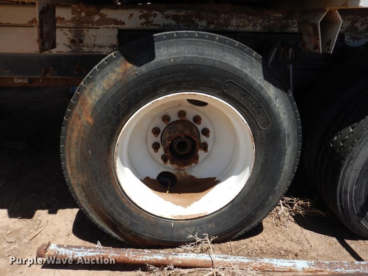 image for item GN9918 2004 Volvo  feed delivery truck