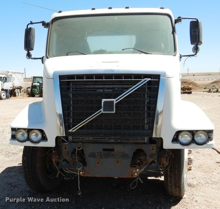 image for item GN9927 2004 Volvo VHD  truck cab and chassis