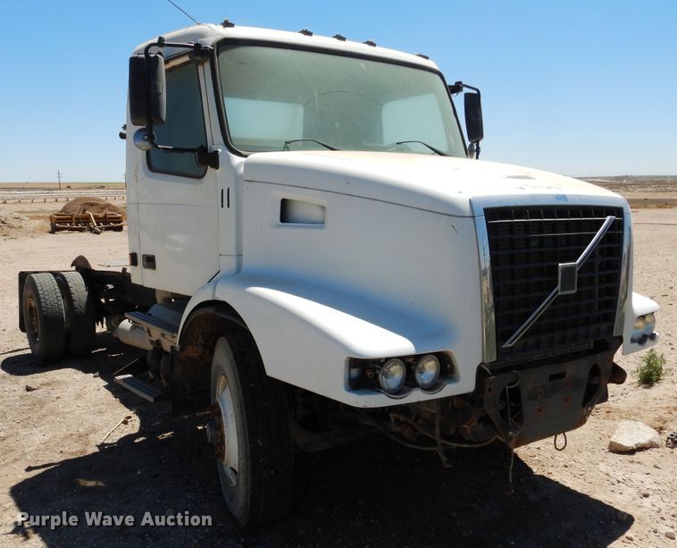 image for item GN9927 2004 Volvo VHD  truck cab and chassis