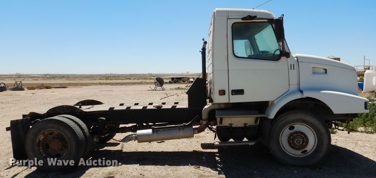 image for item GN9927 2004 Volvo VHD  truck cab and chassis