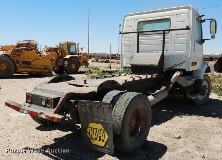 image for item GN9927 2004 Volvo VHD  truck cab and chassis