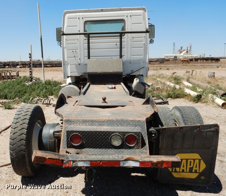 image for item GN9927 2004 Volvo VHD  truck cab and chassis