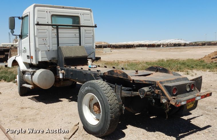 image for item GN9927 2004 Volvo VHD  truck cab and chassis