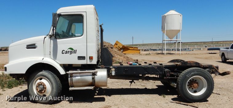 image for item GN9927 2004 Volvo VHD  truck cab and chassis