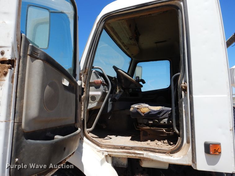 image for item GN9927 2004 Volvo VHD  truck cab and chassis