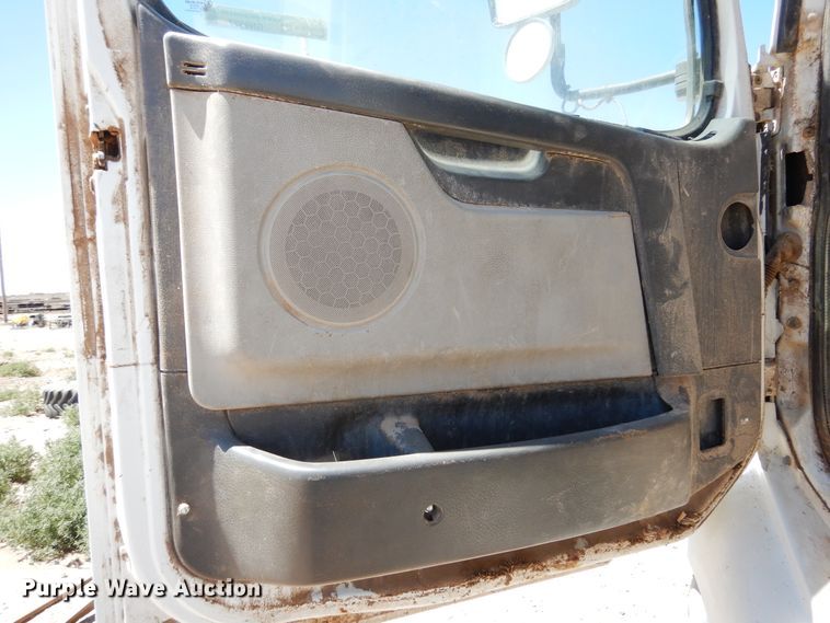 image for item GN9927 2004 Volvo VHD  truck cab and chassis