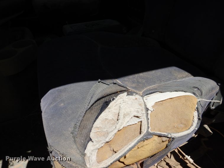 image for item GN9927 2004 Volvo VHD  truck cab and chassis