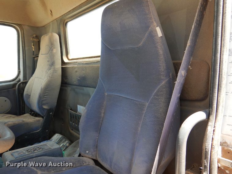 image for item GN9927 2004 Volvo VHD  truck cab and chassis