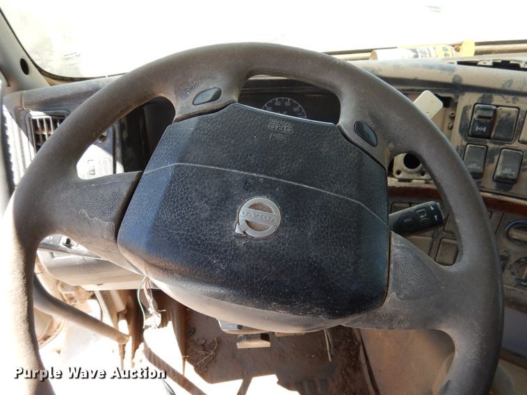 image for item GN9927 2004 Volvo VHD  truck cab and chassis