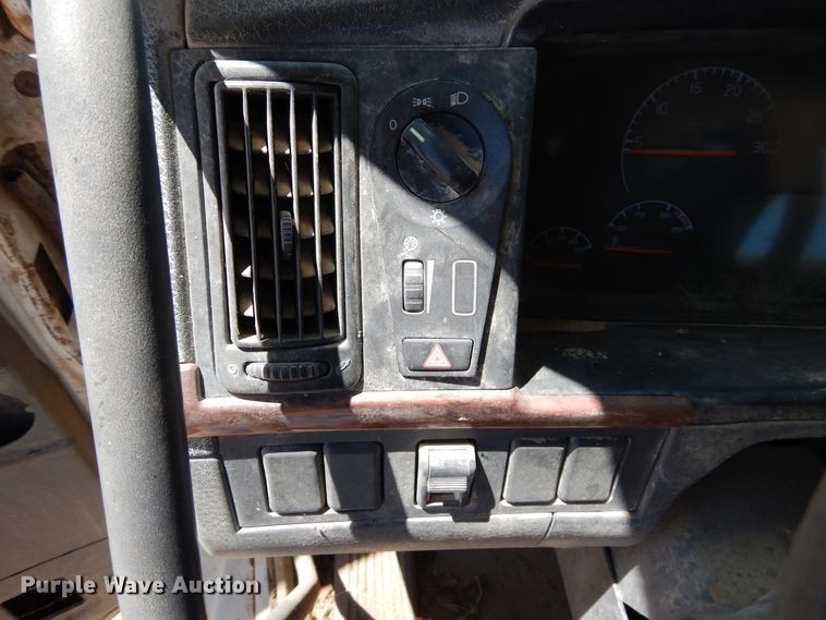 image for item GN9927 2004 Volvo VHD  truck cab and chassis