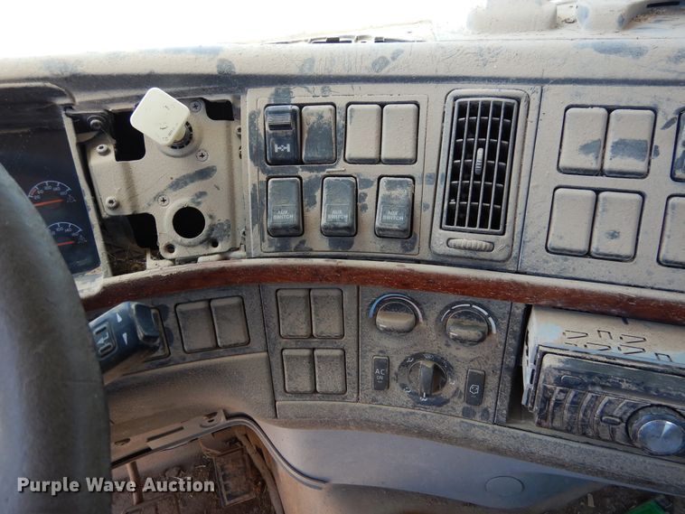 image for item GN9927 2004 Volvo VHD  truck cab and chassis