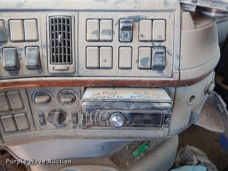 image for item GN9927 2004 Volvo VHD  truck cab and chassis